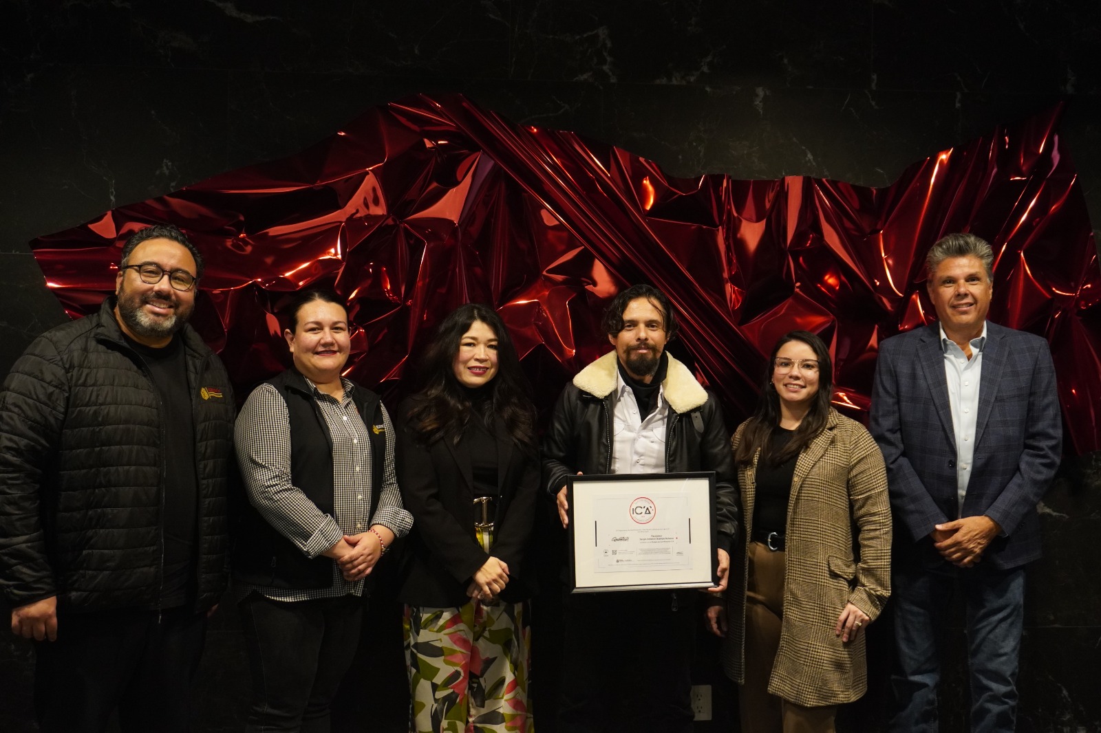 SE ENTREGA CERTIFICACIÓN I.C.A. A RACONTEUR